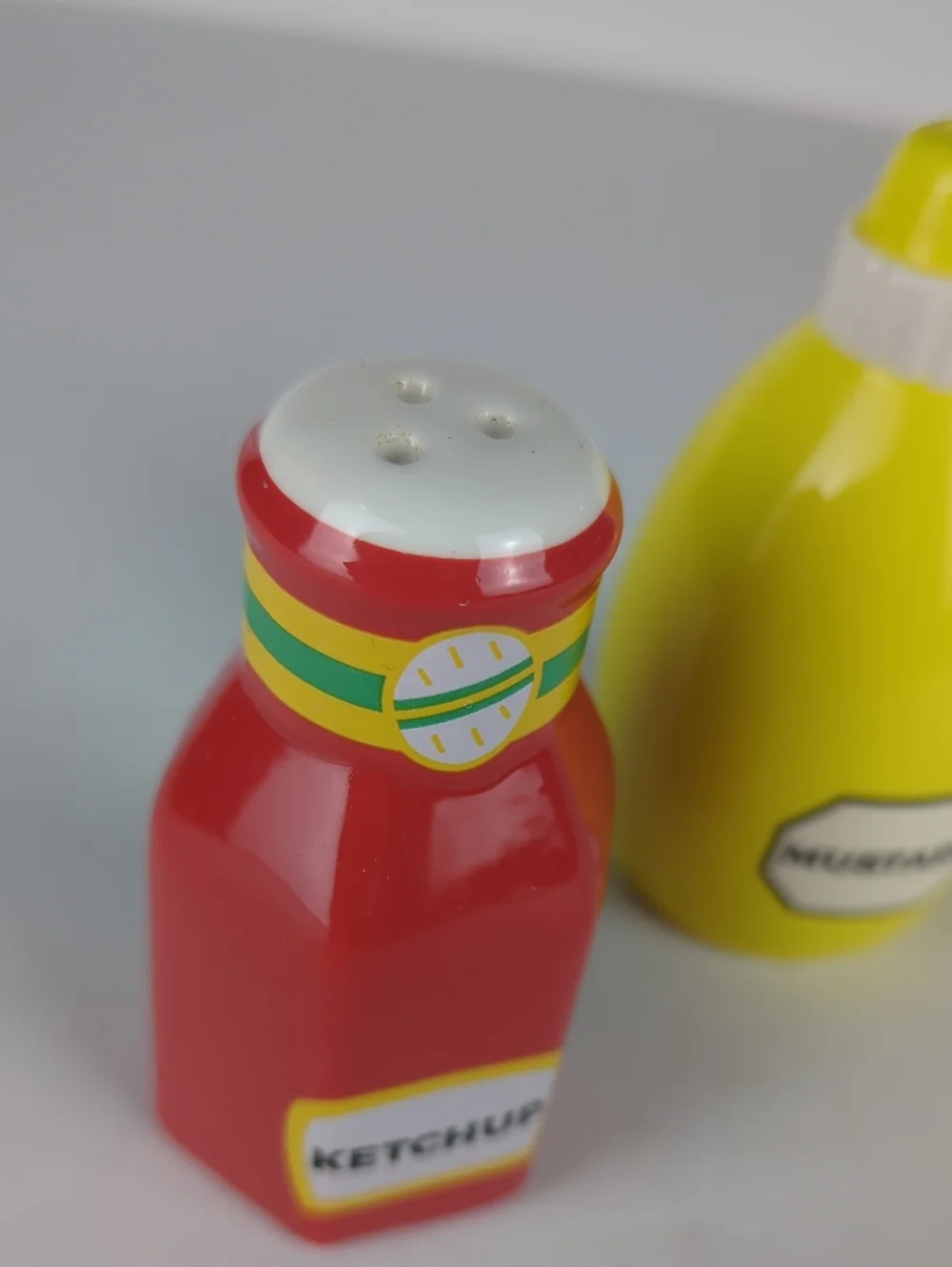 Salt & Pepper Ceramic Shakers Ketchup & Mustard Retro Look